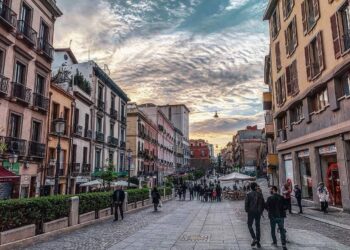 Cagliari, shock nel corso Vittorio Emanuele: donna spinta contro un muro, insultata e colpita con un calcio