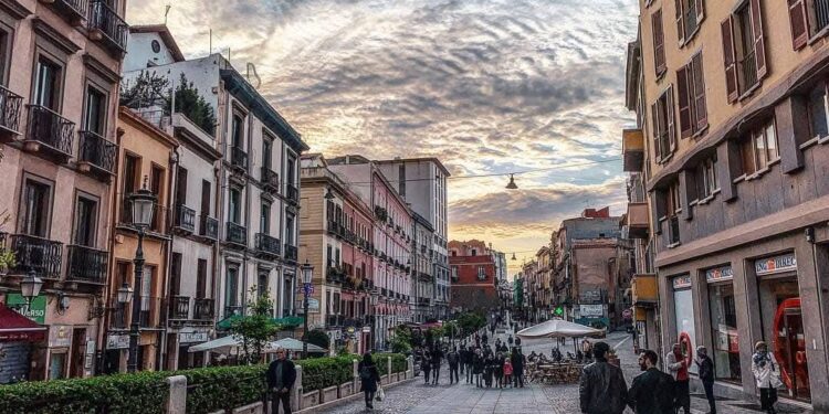 Cagliari, shock nel corso Vittorio Emanuele: donna spinta contro un muro, insultata e colpita con un calcio