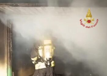 Fiamme in un garage a Carbonia, scongiurato il rogo dell’intera abitazione