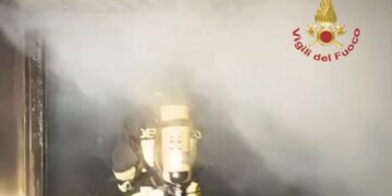 Fiamme in un garage a Carbonia, scongiurato il rogo dell’intera abitazione