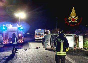 Auto perde il controllo e si ribalta sulla Ss 131 a Sestu: 5 feriti, due in codice rosso