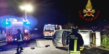 Auto perde il controllo e si ribalta sulla Ss 131 a Sestu: 5 feriti, due in codice rosso