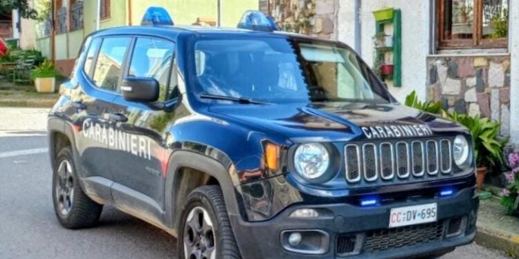 Pensa di essere in pericolo e chiama il 112, i carabinieri arrivano e trovano la droga: un arresto ad Assemini
