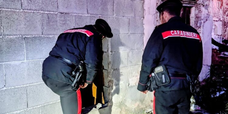 Nascondeva la droga tra le fessure di un muro in una casa abbandonata: arrestato a Pula