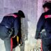 Nascondeva la droga tra le fessure di un muro in una casa abbandonata: arrestato a Pula