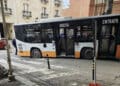 Cagliari, bus del CTM incastrato in una delle buche di Viale Merello: “Riqualificare subito le strade”