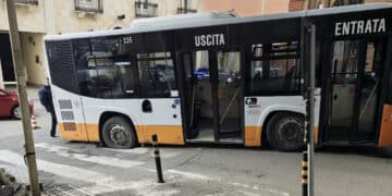 Cagliari, bus del CTM incastrato in una delle buche di Viale Merello: strada chiusa