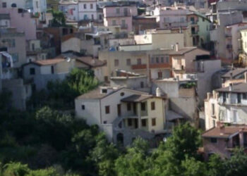 Tragedia a Lanusei: un camion lo schiaccia e muore