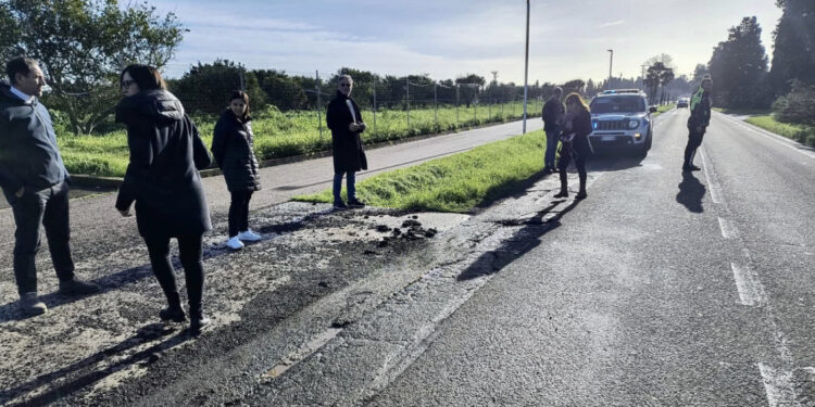 Amministratori sulla Assemini – Decimomannu per valutare lo stato della strada: “Urgente intervento drastico”