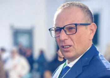 Calasetta, il sindaco Antonello Puggioni aggredito con un forcone durante una discussione con un operaio Lavoras