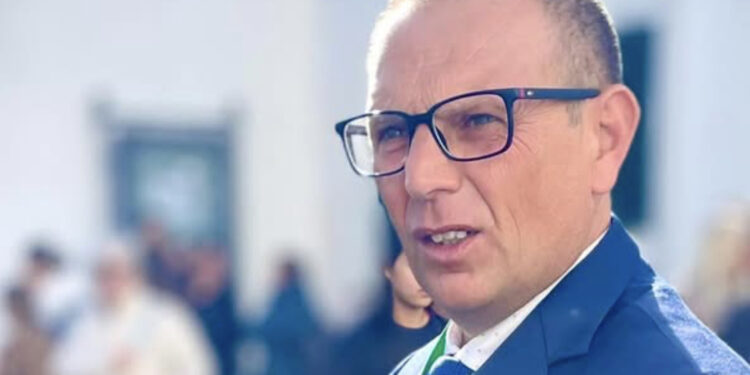 Calasetta, il sindaco Antonello Puggioni aggredito con un forcone durante una discussione con un operaio Lavoras