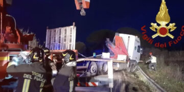 Monastir, paura sulla 128: camion esce di strada e urta il guardrail