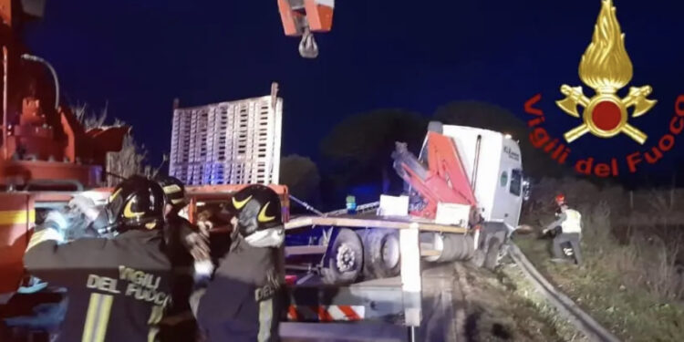 Monastir, paura sulla 128: camion esce di strada e urta il guardrail