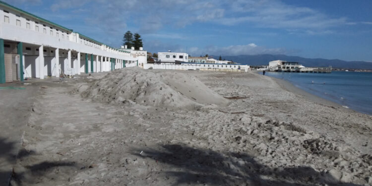 Rispunta la sabbia bianca del Poetto dopo il ciclone Harry: il mare riscrive la sua storia (VIDEO)