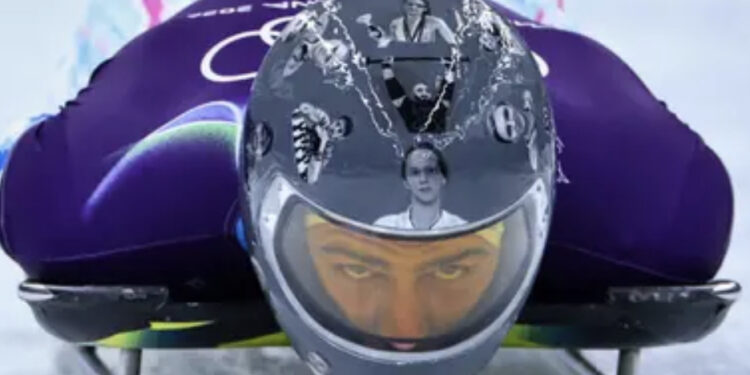 Il campione ucraino di skeleton Vladyslav Heraskevych squalificato per il casco alla memoria delle vittime di guerra