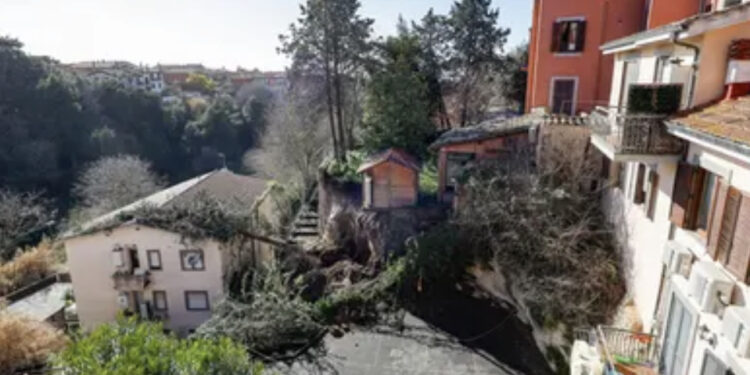 Tragedia del maltempo: frana cade su una palazzina, morto un 58enne