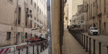Cagliari, via Università chiusa al traffico per la caduta di calcinacci: al via i lavori per la messa in sicurezza dell’edificio