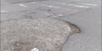 Via Dante, un colabrodo nel cuore di Cagliari: buche e voragini a 300 metri da piazza Giovanni (VIDEO)