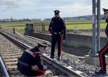 Pietre posizionate lungo i binari ferroviari, tragedia sfiorata: fermato un 20enne