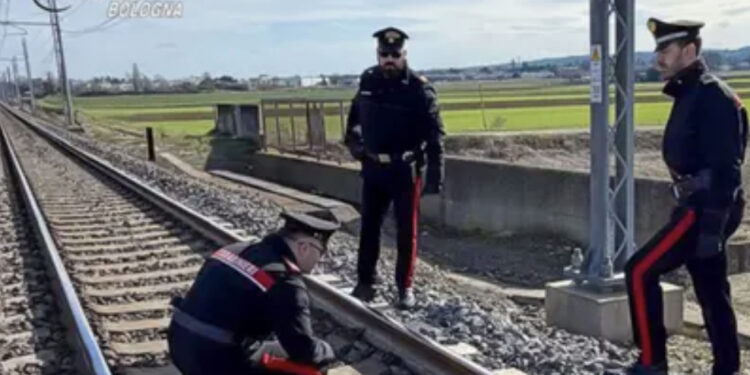 Pietre posizionate lungo i binari ferroviari, tragedia sfiorata: fermato un 20enne