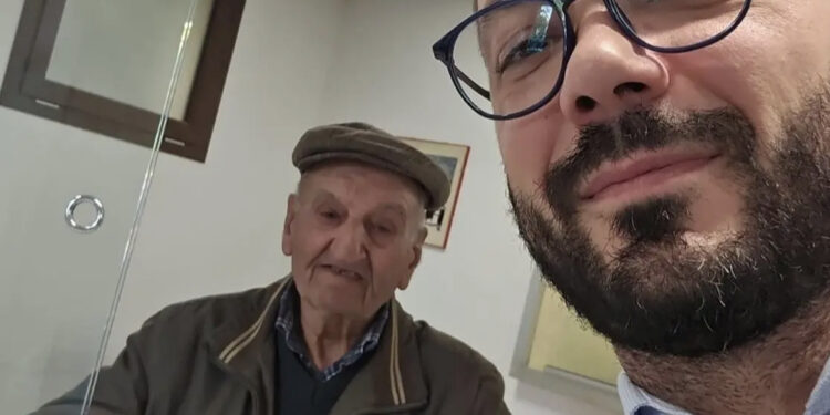 Baunei, a 100 anni rinnova la carta d’identità: Zio Pietro modello per tutti