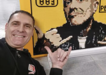 Cagliari, l’artista dei lego Maurizio Lampis vola a Sanremo con il sogno di incontrare Max Pezzali