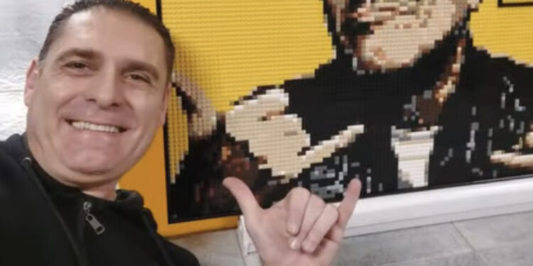 Cagliari, l’artista dei lego Maurizio Lampis vola a Sanremo con il sogno di incontrare Max Pezzali