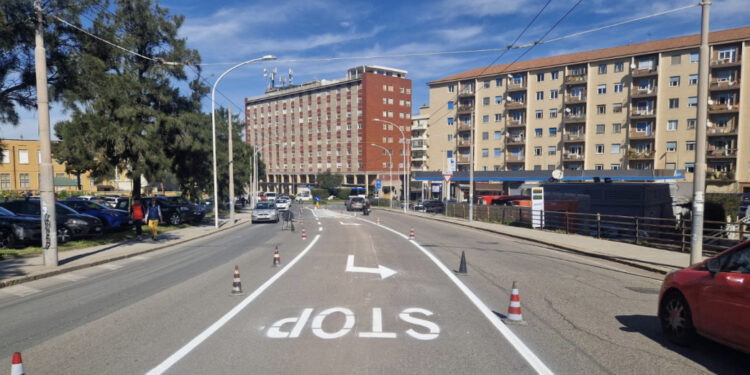 Cagliari, nuova segnaletica in via Is Mirrionis per l’ingresso agli impianti sportivi di Sa Duchessa