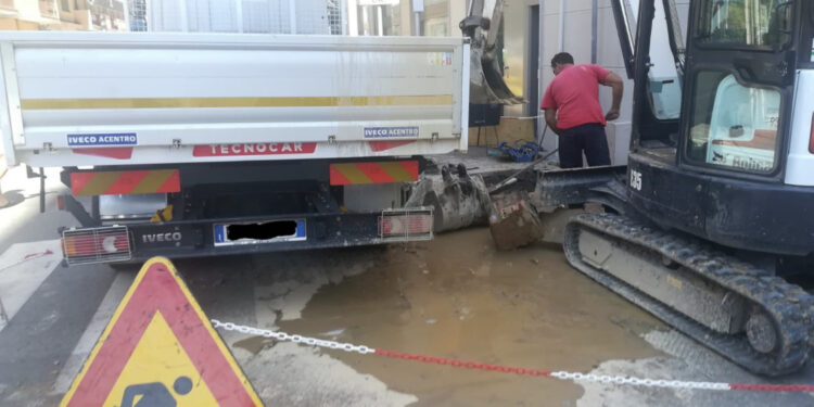 Cagliari, è tornata la normalità a Is Mirrionis dopo la rottura della condotta idrica Abbanoa