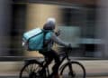 Deliveroo sottoposta a controllo giudiziario: “Ciclofattorini sotto soglia di povertà”