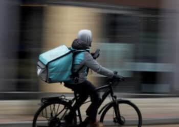 Deliveroo sottoposta a controllo giudiziario: “Ciclofattorini sotto soglia di povertà”