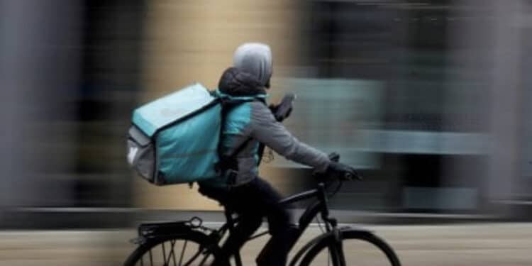 Deliveroo sottoposta a controllo giudiziario: “Ciclofattorini sotto soglia di povertà”