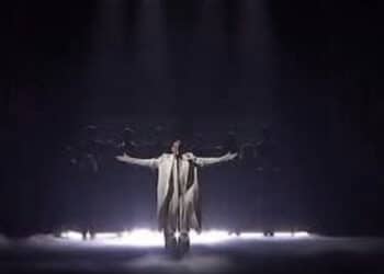 Achille Lauro omaggia le vittime di Crans Montana accompagnato da un coro sardo:”Esperienza preziosa”