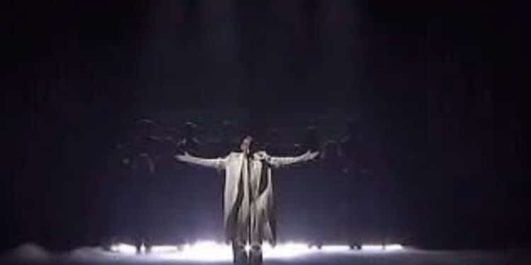 Achille Lauro omaggia le vittime di Crans Montana accompagnato da un coro sardo:”Esperienza preziosa”