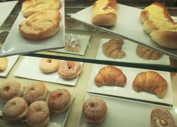 Assemini, rubano i dolci da un bar e poi li buttano in campagna: “A fine serata regalo tutto, spero sia stato per fame”