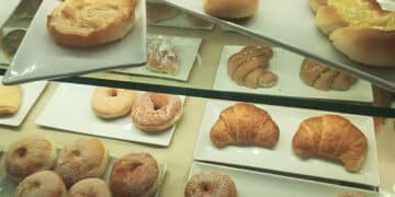 Assemini, rubano i dolci da un bar e poi li buttano in campagna: “A fine serata regalo tutto, spero sia stato per fame”