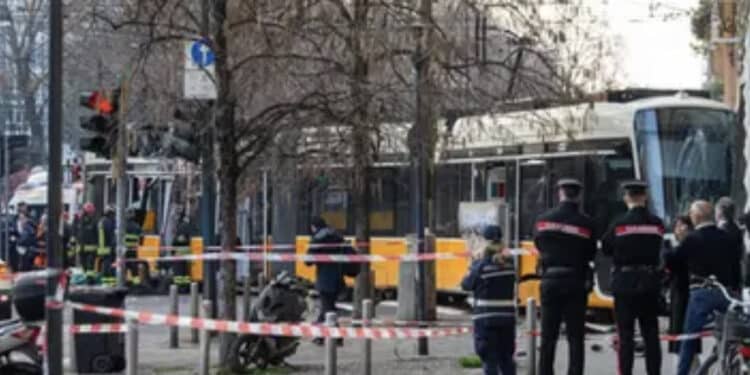 Tragedia a Milano: deraglia un tram, due morti e 40 feriti