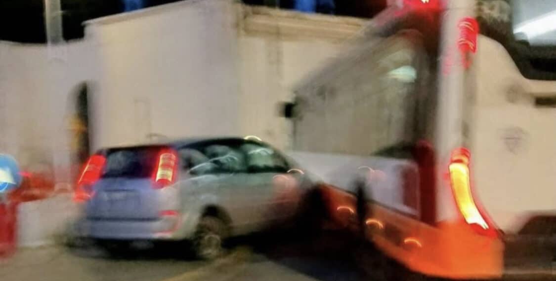 Cagliari, macchina contro bus in viale Bonaria: traffico impazzito fra buche e cantiere della metro