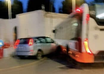 Cagliari, macchina contro bus in viale Bonaria: traffico impazzito fra buche e cantiere della metro