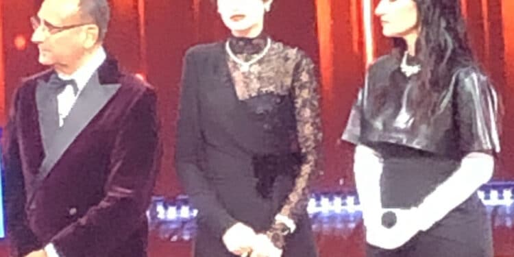 Sanremo, nella serata delle cover trionfa Ditonellapiaga con Tony Pitony: duetto a sorpresa di Tredici Pietro con papà Morandi