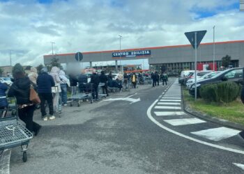 Elmas, tutti in fila per un sacco di pellet