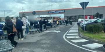 Elmas, tutti in fila per un sacco di pellet