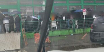 Cagliari, come in guerra per il cibo: assurde e inaccettabili scene per un sacco di pellet a prezzi choc