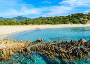 Le più belle spiagge della Sardegna rischiano di sparire: ecco quando e perché