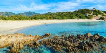 Le più belle spiagge della Sardegna rischiano di sparire: ecco quando e perché