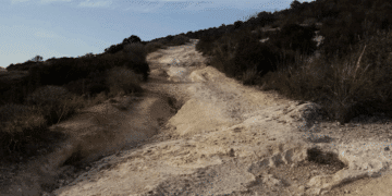 Degrado sulla Sella del Diavolo: “Per il Comune di Cagliari 15 anni per un cartello non bastano”