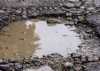 Buche e voragini nella strada che collega Assemini e Decimomannu