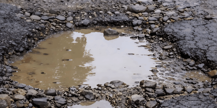 Buche e voragini nella strada che collega Assemini e Decimomannu