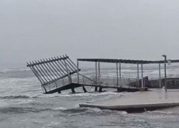 Il maltempo non arretra e torna l’incubo Harry: mare in burrasca, mareggiate e vento fermano il Carnevale in Sardegna