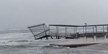 Il maltempo non arretra e torna l’incubo Harry: mare in burrasca, mareggiate e vento fermano il Carnevale in Sardegna